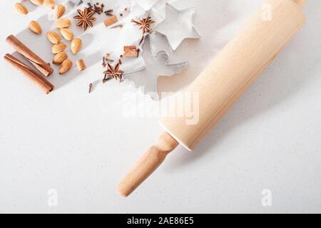 Backen Weihnachten Lebkuchen Cookies in Haus Küche von der winterlichen Tag. Hande traditionelles Weihnachtsgebäck. Stockfoto