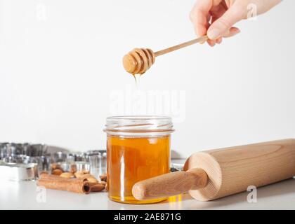 Traditionelle Weihnachten Lebkuchen backen. Backen Weihnachten Lebkuchen Cookies in Haus Küche von der winterlichen Tag. Stockfoto