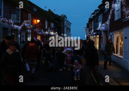 Rye, East Sussex, UK. 07. Dezember 2019. Die jährlichen Christmas Festival in der alten Stadt Rye in East Sussex zieht Tausende von Besuchern jährlich zu diesem festlichen Ereignis. Auf Anzeige entlang der High Street sind Marktstände, Pop up Bierzelte und mehr. © Paul Lawrenson 2019, Foto: Paul Lawrenson/Alamy leben Nachrichten Stockfoto