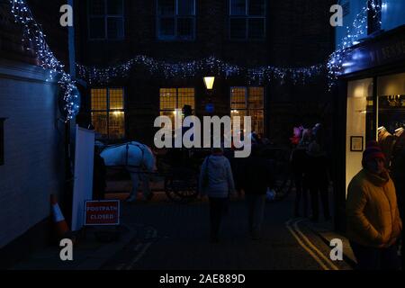 Rye, East Sussex, UK. 07. Dezember 2019. Die jährlichen Christmas Festival in der alten Stadt Rye in East Sussex zieht Tausende von Besuchern jährlich zu diesem festlichen Ereignis. Auf Anzeige entlang der High Street sind Marktstände, Pop up Bierzelte und mehr. © Paul Lawrenson 2019, Foto: Paul Lawrenson/Alamy leben Nachrichten Stockfoto