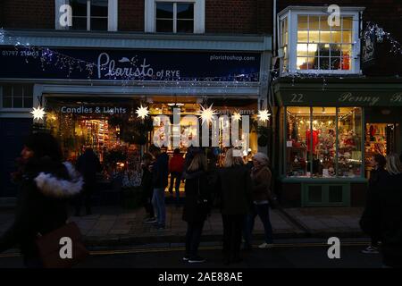 Rye, East Sussex, UK. 07. Dezember 2019. Die jährlichen Christmas Festival in der alten Stadt Rye in East Sussex zieht Tausende von Besuchern jährlich zu diesem festlichen Ereignis. Auf Anzeige entlang der High Street sind Marktstände, Pop up Bierzelte und mehr. © Paul Lawrenson 2019, Foto: Paul Lawrenson/Alamy leben Nachrichten Stockfoto