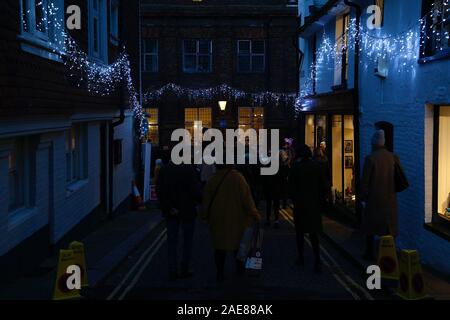 Rye, East Sussex, UK. 07. Dezember 2019. Die jährlichen Christmas Festival in der alten Stadt Rye in East Sussex zieht Tausende von Besuchern jährlich zu diesem festlichen Ereignis. Auf Anzeige entlang der High Street sind Marktstände, Pop up Bierzelte und mehr. © Paul Lawrenson 2019, Foto: Paul Lawrenson/Alamy leben Nachrichten Stockfoto