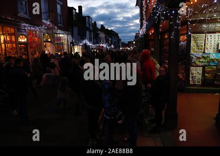 Rye, East Sussex, UK. 07. Dezember 2019. Die jährlichen Christmas Festival in der alten Stadt Rye in East Sussex zieht Tausende von Besuchern jährlich zu diesem festlichen Ereignis. Auf Anzeige entlang der High Street sind Marktstände, Pop up Bierzelte und mehr. © Paul Lawrenson 2019, Foto: Paul Lawrenson/Alamy leben Nachrichten Stockfoto