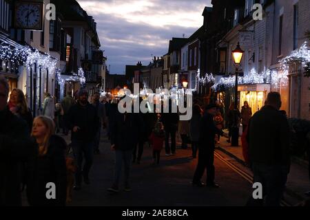 Rye, East Sussex, UK. 07. Dezember 2019. Die jährlichen Christmas Festival in der alten Stadt Rye in East Sussex zieht Tausende von Besuchern jährlich zu diesem festlichen Ereignis. Auf Anzeige entlang der High Street sind Marktstände, Pop up Bierzelte und mehr. © Paul Lawrenson 2019, Foto: Paul Lawrenson/Alamy leben Nachrichten Stockfoto