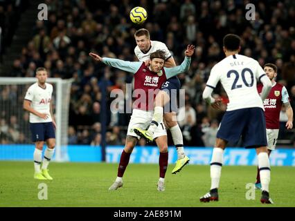 Tottenham Hotspur ist Eric Dier (zurück) und Burnley von Jeff Hendrick (vorne) Kampf um den Ball während der Premier League Match an der Tottenham Hotspur Stadium, London. Stockfoto