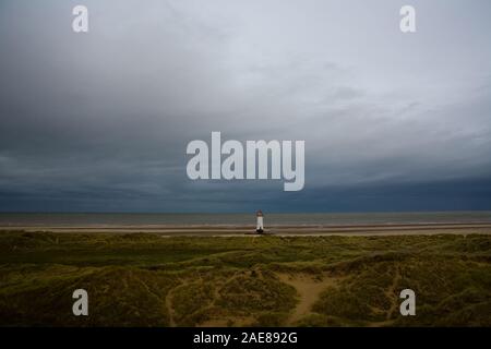 Der Punkt von Ayr Leuchtturm am Talacre im Norden von Wales an einem stürmischen Wintertag Stockfoto