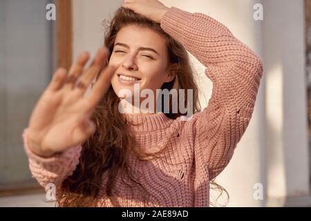 Junge Mädchen erreicht uns auf Kamera, Lachen. Stockfoto