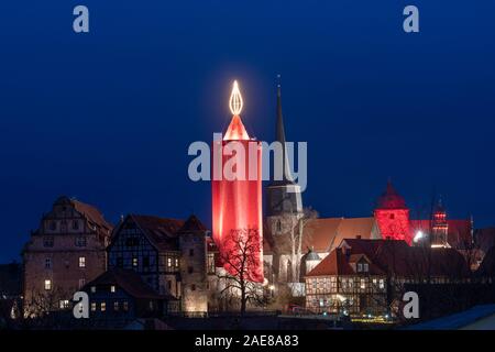 Schlitz, Deutschland. 07 Dez, 2019. Die 'Schlitzer Weihnachtskerze "strahlt über die Mauern der historischen Altstadt. Seit 1991 ist der Bergfried der Hinterburg hat in einem roten Tuch eingewickelt worden während der Adventszeit. Mit einer Höhe von rund 42 Meter, die 'Kerze' ist weithin sichtbar. Credit: Boris Roessler/dpa/Alamy leben Nachrichten Stockfoto