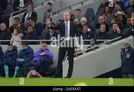 London, Großbritannien. 7. Dezember 2019. Sean Dyche Manager von Burnley während der Tottenham Hotspur vs FC Burnley Premier League Football Match an der Tottenham Hotspur Stadion am 7. Dezember 2019 - EDITORIAL NUR VERWENDEN Keine Verwendung mit nicht autorisierten Audio-, Video-, Daten-, Spielpläne (außerhalb der EU), Verein/liga Logos oder "live" Dienstleistungen. On-line-in-Verwendung beschränkt auf 45 Bildern (+15 in zusätzliche Zeit). Kein Einsatz zu emulieren, bewegte Bilder. Keine Verwendung in Wetten, Spiele oder einzelne Verein/Liga/player Publikationen/Dienstleistungen - Credit: Martin Dalton/Alamy leben Nachrichten Stockfoto