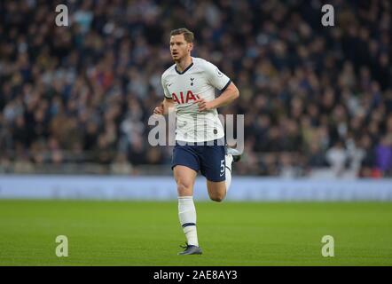 London, Großbritannien. 7. Dezember 2019. Jan Vertonghen von Tottenham Hotspur während der Tottenham Hotspur vs FC Burnley Premier League Football Match an der Tottenham Hotspur Stadion am 7. Dezember 2019 - EDITORIAL NUR VERWENDEN Keine Verwendung mit nicht autorisierten Audio-, Video-, Daten-, Spielpläne (außerhalb der EU), Verein/liga Logos oder "live" Dienstleistungen. On-line-in-Verwendung beschränkt auf 45 Bildern (+15 in zusätzliche Zeit). Kein Einsatz zu emulieren, bewegte Bilder. Keine Verwendung in Wetten, Spiele oder einzelne Verein/Liga/player Publikationen/Dienstleistungen - Credit: Martin Dalton/Alamy leben Nachrichten Stockfoto