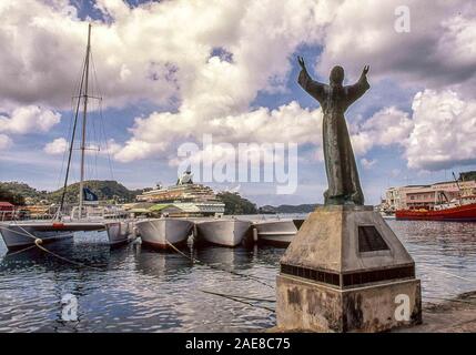 St. Gerorge's, Grenada. 13 Apr, 2000. Eine Statue des Christus des Abgrunds steht in der carenage rund um den Hafen von St. George's, der Hauptstadt der karibischen Insel Grenada. Bekannt als die Gewürzinsel Grenada ist ein beliebtes Touristenziel, Credit: Arnold Drapkin/ZUMA Draht/Alamy leben Nachrichten Stockfoto