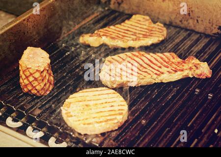 Verschiedene Fleischsorten auf elektrischer Grill, getönten Bild Stockfoto