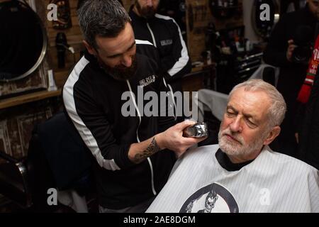 Carmarthen, Großbritannien. 7. Dezember, 2019. Fraktionsvorsitzender der Labour-Partei, Jeremy Corbyn hat seinen Bart auf der großen Mel Friseur in Carmarthen, West Wales getrimmt. Credit: gruffydd Ll. Thomas/Alamy leben Nachrichten Stockfoto