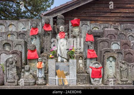 Stein Statuen von Ojizou san, einem buddhistischen Bodhisattva, das Tragen der roten Latz, Beschützer der Kinder und der Beschützer der Reisenden, an einem Tempel in Kanazawa Ishi Stockfoto