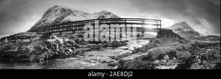 Populat Wanderweg im Glen Etive Tal an einem 82. Kalte Frühling Wetter. Schottische Hochland in der Nähe von Glencoe, Schottland, Vereinigtes Königreich Stockfoto