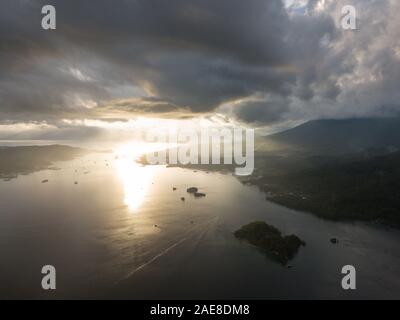 Einen schönen Sonnenuntergang findet über Lembeh Strait, Indonesien. Dieses tropische Gegend im nördlichen Sulawesi ist für seine außergewöhnliche Artenvielfalt des Meeres bekannt. Stockfoto