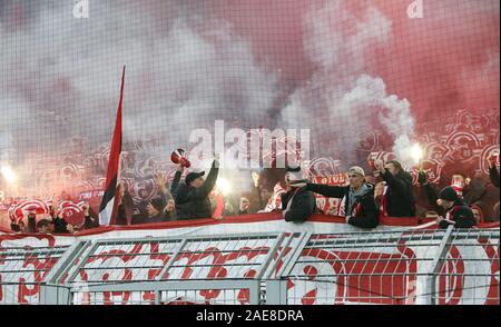 Dortmund, Deutschland. 07 Dez, 2019. firo: 07.12.2019, Fußball, 1.Bundesliga, Saison 2019/2020, BVB, Borussia Dortmund - Fortuna Düsseldorf 5:0 Fans Düsseldorf, Pyro | Verwendung der weltweiten Kredit: dpa/Alamy leben Nachrichten Stockfoto