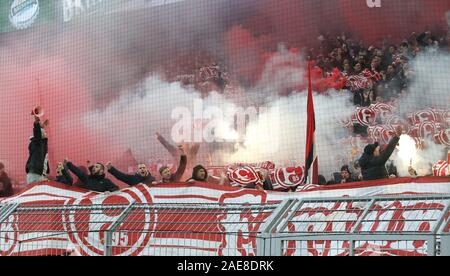 Dortmund, Deutschland. 07 Dez, 2019. firo: 07.12.2019, Fußball, 1.Bundesliga, Saison 2019/2020, BVB, Borussia Dortmund - Fortuna Düsseldorf 5:0 Fans Düsseldorf, Pyro | Verwendung der weltweiten Kredit: dpa/Alamy leben Nachrichten Stockfoto