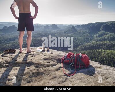 Sportler bei einem Picknick in der Wüste. Schinken Toasts und Apple in einem kleinen und Kaffee in der Flasche für Frühstück. In der Rückseite größer Wälder hill Co Stockfoto