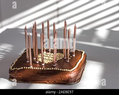 Schöne Schokolade Kuchen mit Geburtstag Kerzen und ein Süßigkeiten-förmige Herz in der Mitte der sehr hohen Auflösung unglaublichen Winkel mit Schatten Stockfoto