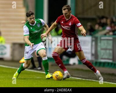 Ostern Road, Edinburgh, Großbritannien. 7. Dezember 2019; Ostern Road, Edinburgh, Schottland; Schottische Premiership Fußball, Hibernian FC im Vergleich zu Aberdeen; Ryan Absicherungen von Aberdeen nimmt auf Lewis Stevenson von Hibernian - Redaktionelle Verwendung Stockfoto