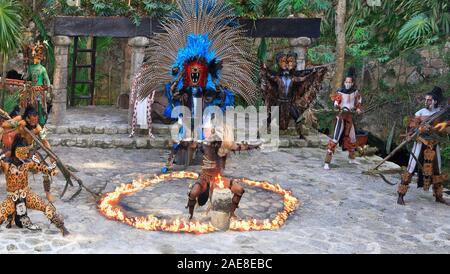 Pre-Hispanic Maya amerindian People Performance in den Dschungel in der alten Maya, Riviera Maya, Mexiko Stockfoto