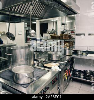 Professionelle Küche Innenraum, getönten Bild Stockfoto