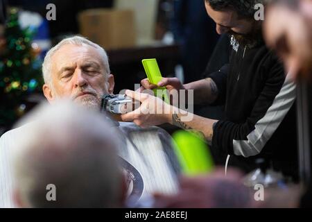 Carmarthen, Großbritannien. 7. Dezember, 2019. Fraktionsvorsitzender der Labour-Partei, Jeremy Corbyn hat seinen Bart auf der großen Mel Friseur in Carmarthen, West Wales getrimmt. Credit: gruffydd Ll. Thomas/Alamy leben Nachrichten Stockfoto