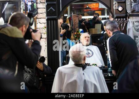 Carmarthen, Großbritannien. 7. Dezember, 2019. Fraktionsvorsitzender der Labour-Partei, Jeremy Corbyn hat seinen Bart auf der großen Mel Friseur in Carmarthen, West Wales getrimmt. Credit: gruffydd Ll. Thomas/Alamy leben Nachrichten Stockfoto