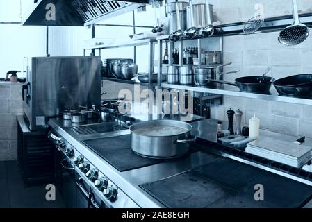 Professionelle Küche Innenraum, Topf auf Herd, getönten Bild Stockfoto