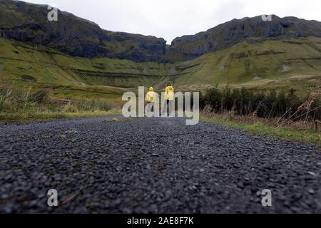 Mutter und Sohn auf der Straße an der Gleniff Hufeisen fahren Sie in Co Sligo, Irland Stockfoto