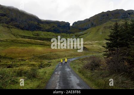 Mutter und Sohn auf der Straße an der Gleniff Hufeisen fahren Sie in Co Sligo, Irland Stockfoto