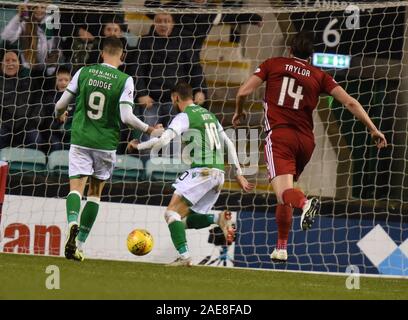 Ostern Straße, Stadion, Edinburgh, Schottland, Großbritannien. 7. Dezember 2019. Ladbrokes Scottish Premier League match Hibernian vs Aberdeen. Martin Boyle (10) Kerben Hibs öffnung Ziel vs Aberdeen. Stockfoto