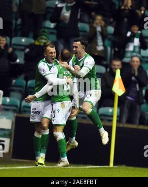 Ostern Straße, Stadion, Edinburgh, Schottland, Großbritannien. 7. Dezember 2019. Ladbrokes Scottish Premier League match Hibernian vs Aberdeen. Martin Boyle feiert zählenden öffnung Ziel mit Christian Doidge & Stevie Mallan (14) vs Aberdeen. Stockfoto