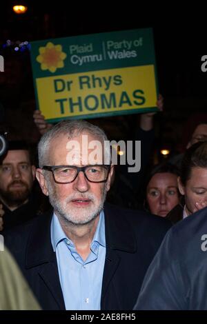 Carmarthen, Großbritannien. 7. Dezember, 2019. Fraktionsvorsitzender der Labour-Partei, Jeremy Corbyn begrüßt wird von den Wählern in Carmarthen, West Wales. Credit: gruffydd Ll. Thomas/Alamy leben Nachrichten Stockfoto