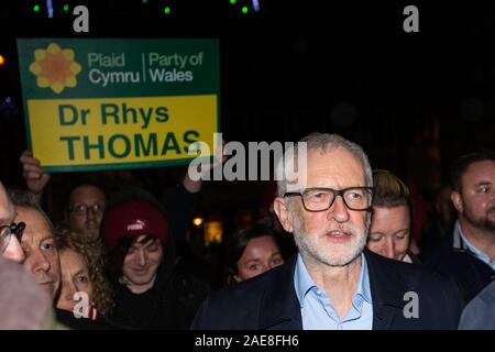 Carmarthen, Großbritannien. 7. Dezember, 2019. Fraktionsvorsitzender der Labour-Partei, Jeremy Corbyn begrüßt wird von den Wählern in Carmarthen, West Wales. Credit: gruffydd Ll. Thomas/Alamy leben Nachrichten Stockfoto