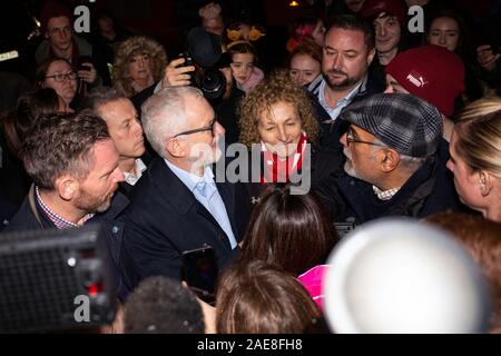 Carmarthen, Großbritannien. 7. Dezember, 2019. Fraktionsvorsitzender der Labour-Partei, Jeremy Corbyn Gesprächen mit Wählern in Carmarthen, West Wales. Credit: gruffydd Ll. Thomas/Alamy leben Nachrichten Stockfoto