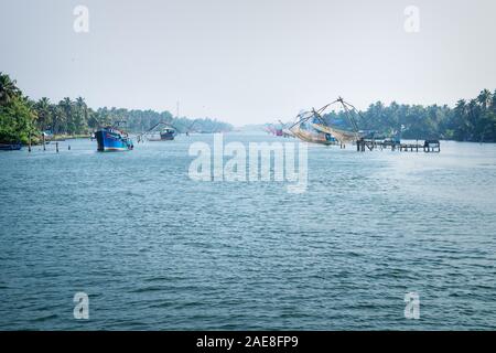 Reihen von chinesischen Fischernetze entlang der kollam kottapuram Wasserstraße entlang Palm Tree River shore, Kerala, Indien Stockfoto
