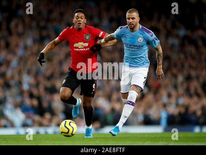 Von Manchester United Anthony Martial (links) und Manchester City Kyle Walker (rechts) während der Premier League Match an der Etihad Stadium, Manchester. Stockfoto