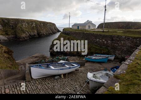 Kleiner Hafen in der Nähe von Silver Strand Strand in Malinbeg, Donegal, Irland mit kleinen Booten sicher vertäut Stockfoto