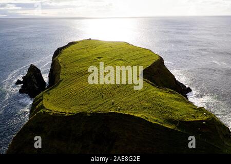 Luftaufnahme von Klippen bei Silver Strand Strand bei Malinbeg im Südwesten der Grafschaft Donegal, Irland, von drohne getroffen Stockfoto