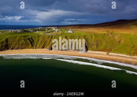 Luftaufnahme von Klippen bei Silver Strand Strand bei Malinbeg im Südwesten der Grafschaft Donegal, Irland, von drohne getroffen Stockfoto