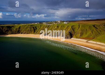 Luftaufnahme von Klippen bei Silver Strand Strand bei Malinbeg im Südwesten der Grafschaft Donegal, Irland, von drohne getroffen Stockfoto