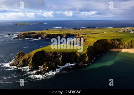 Luftaufnahme von Klippen bei Silver Strand Strand bei Malinbeg im Südwesten der Grafschaft Donegal, Irland, von drohne getroffen Stockfoto