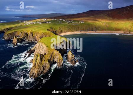 Luftaufnahme von Klippen bei Silver Strand Strand bei Malinbeg im Südwesten der Grafschaft Donegal, Irland, von drohne getroffen Stockfoto