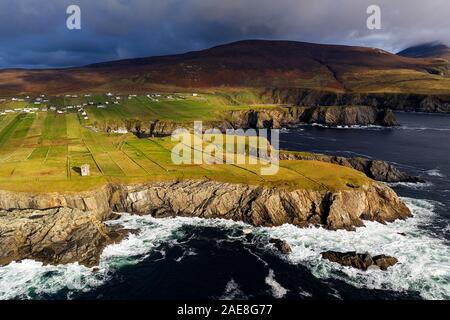 Luftaufnahme von Klippen bei Silver Strand Strand bei Malinbeg im Südwesten der Grafschaft Donegal, Irland, von drohne getroffen Stockfoto