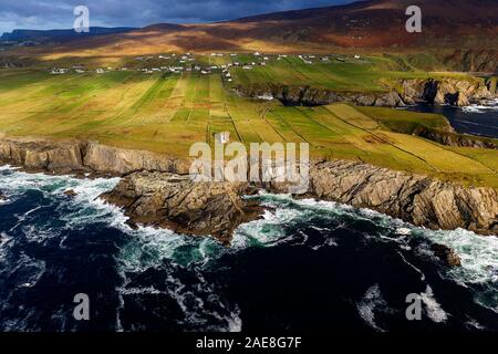 Luftaufnahme von Klippen bei Silver Strand Strand bei Malinbeg im Südwesten der Grafschaft Donegal, Irland, von drohne getroffen Stockfoto