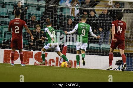 Ostern Straße, Stadion, Edinburgh, Schottland, Großbritannien. 7. Dezember 2019. Ladbrokes Scottish Premier League match Hibernian vs Aberdeen. Martin Boyle (10) Kerben Hibs öffnung Ziel vs Aberdeen. Stockfoto