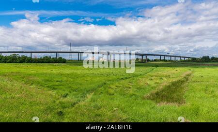 Pille, North Somerset, England, Großbritannien - Juni 08, 2019: Die avonmouth Brücke, die die M5 über den Fluss Avon, von der Pille Vorland gesehen Stockfoto