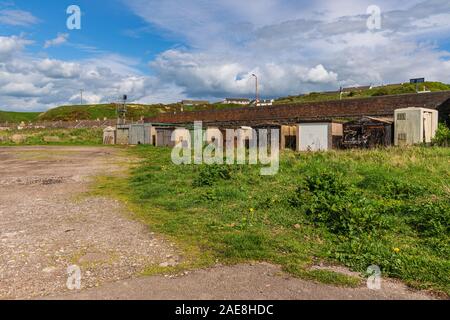 Parton, Cumbria, England, Großbritannien - 03.Mai 2019: Fischerhütten und Garagen auf der Rückseite des Bahnhofs und in der Nähe der Parton Beach Stockfoto